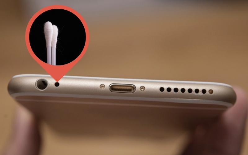 D&ugrave;ng tăm b&ocirc;ng cỡ nhỏ để vệ sinh mic điện thoại